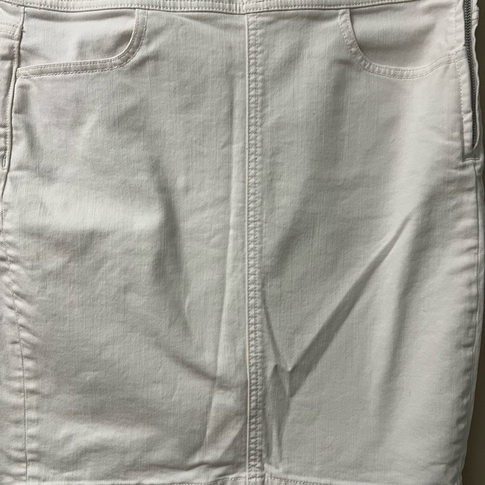 Ann Taylor cute Jean skirt. Size 2